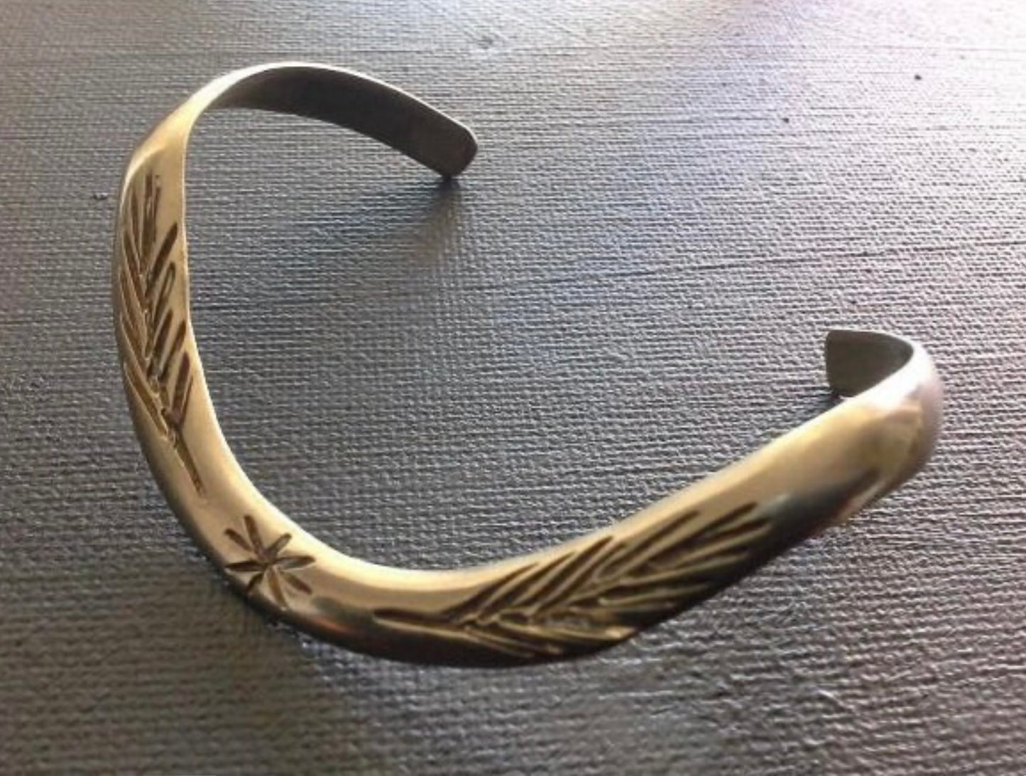 VINTAGE NAVAJO FEATHER TRIBAL WAVE CUFF BANGLE BRACELET COIN SILVER